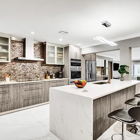 Spectacular 5Br & 5Ba Villa In Hollywood Lakes